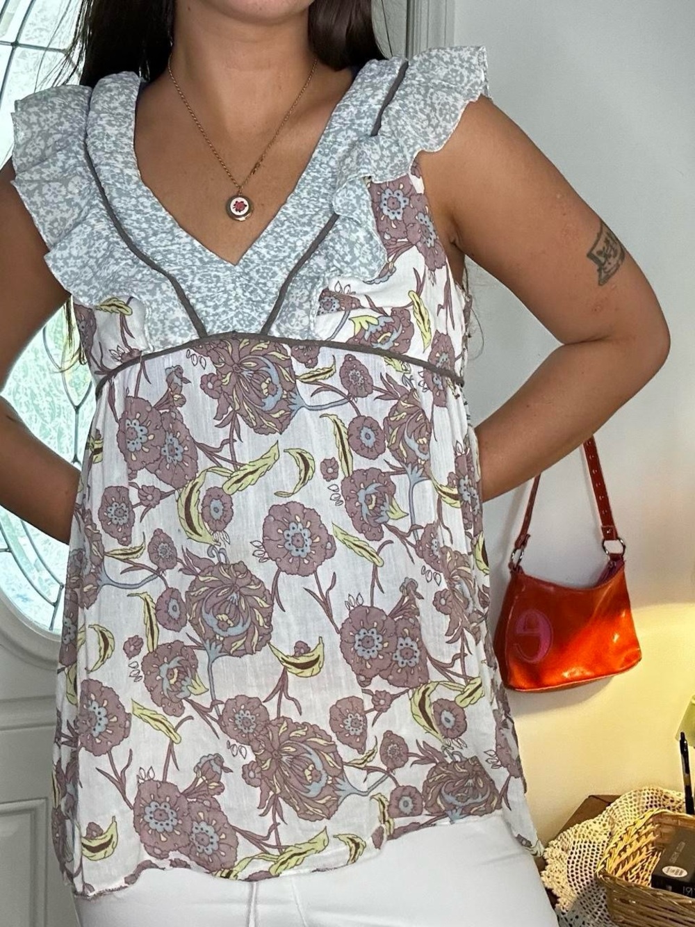 Sleeveless Floral Ruffle V-Neck Tank - White & Mauve